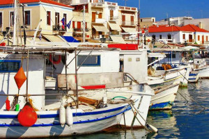 Île d'Égine : vue sur un port avec des bateaux grecs typiques