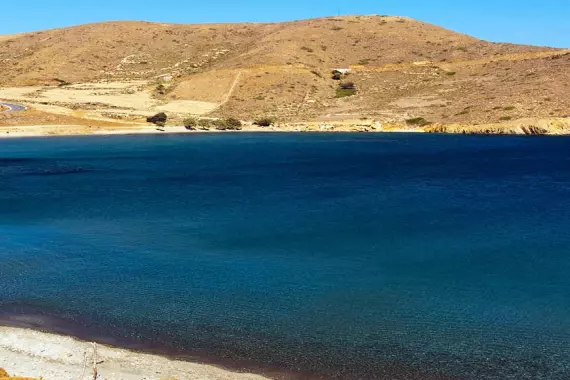 Panorama à Astypalea : plage le long d'une crique aux eaux bleues