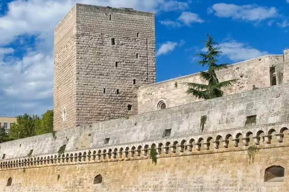 Vue latérale du château normand-souabe de Bari