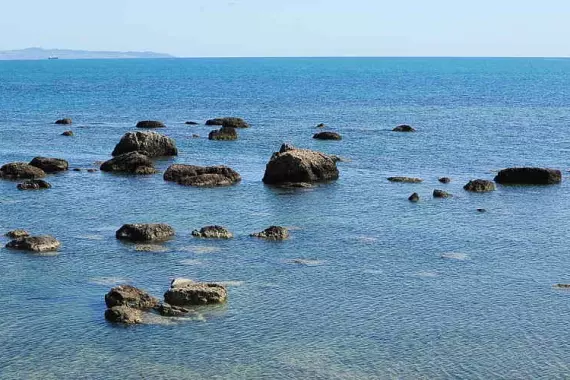 Durres, Albanie: vue sur la mer et les rochers