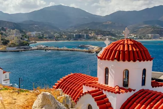 Panorama sur Karpathos : église au toit rouge avec une architecture grecque typique