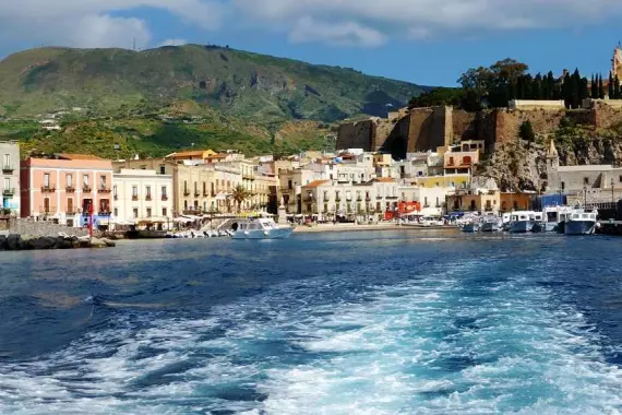 Île de Lipari : une ville en bord de mer vue d'un bateau