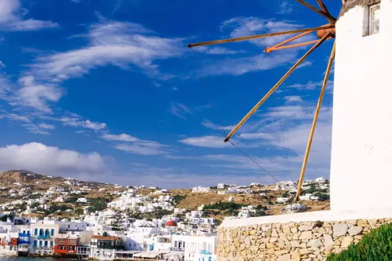 Moulin blanc avec vue sur la ville de Mykonos dans les Cyclades