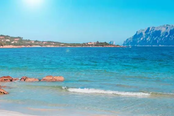 Olbia, Sardaigne: panorama sur Tavolara depuis Porto Istana