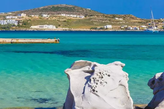 Paysage marin de Paros: eau cristalline et rochers blancs