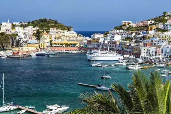 Île de Ponza : panorama sur le port