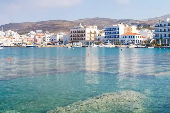 Tinos dans les Cyclades : eau transparente, ciel bleu et maisons blanches