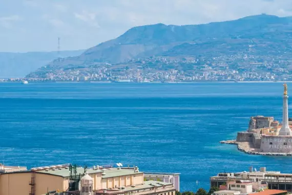 Messine, Sicile: vue panoramique du détroit